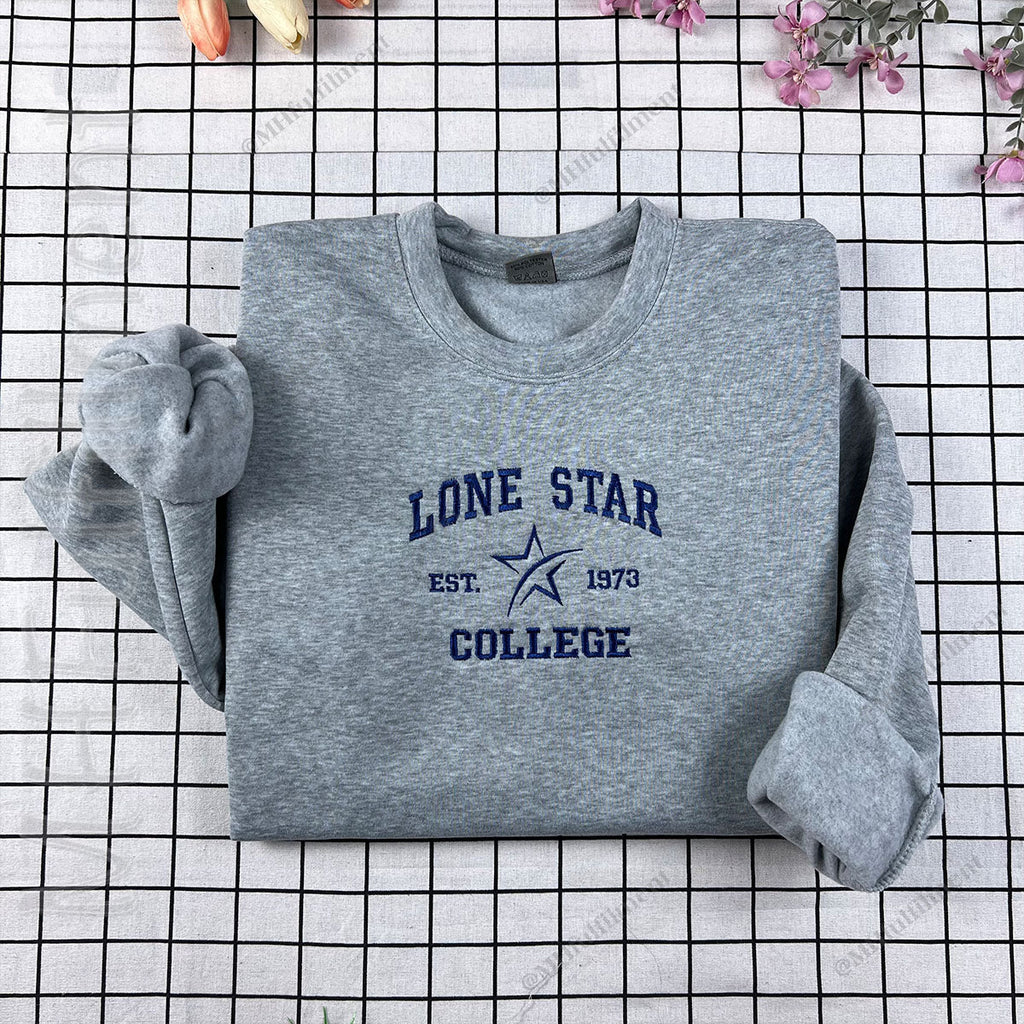 Embroidered sweatshirt with personalized university name and crest